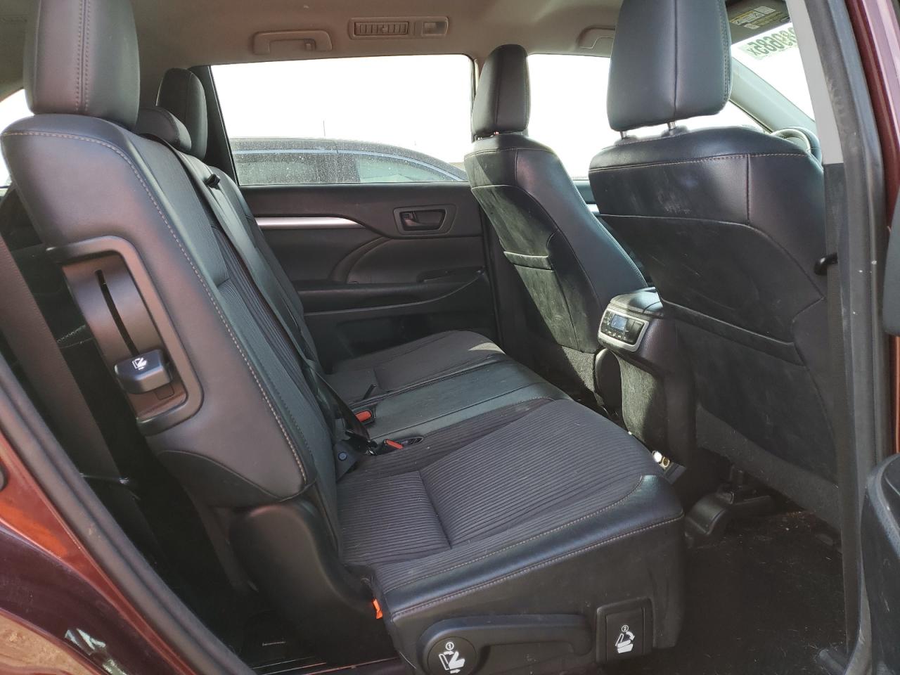 2014 Toyota Highlander - Image 11