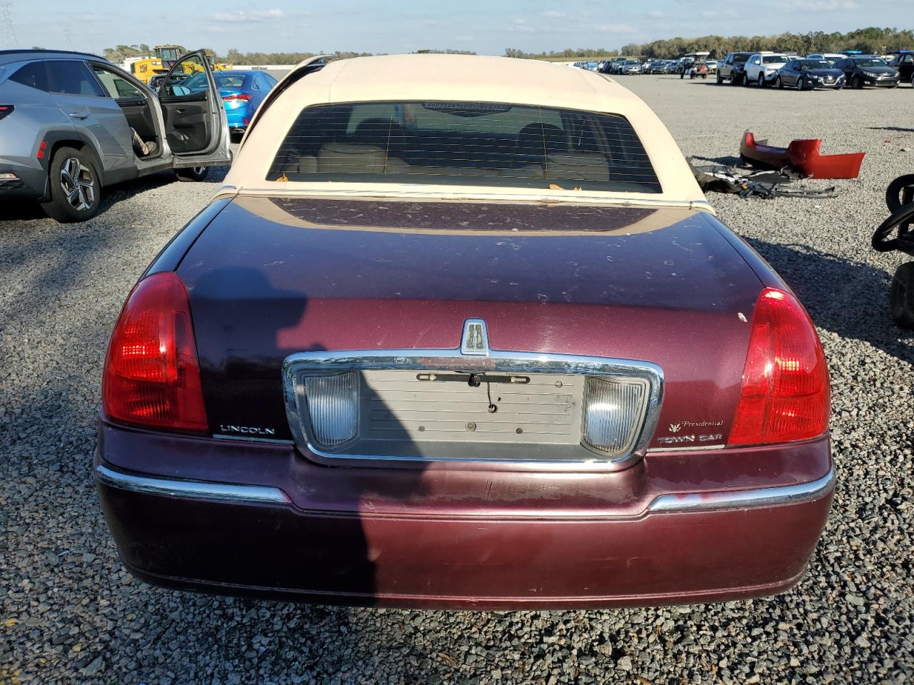 2006 Lincoln Town Car - Image 6