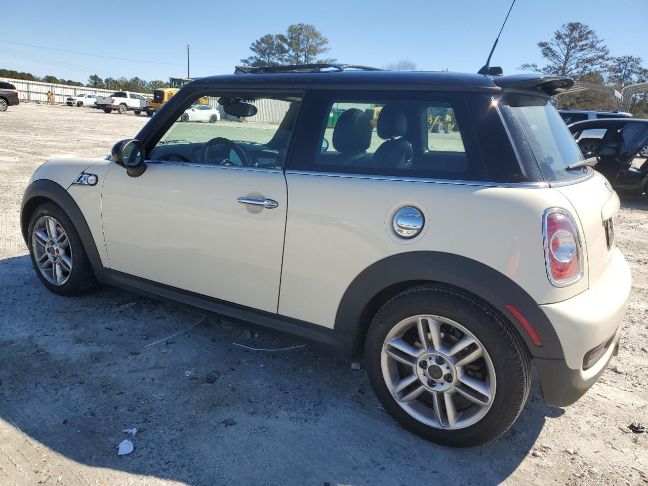 2011 MINI Cooper - Image 2