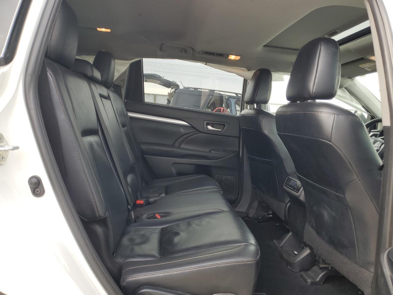 2019 Toyota Highlander - Image 11