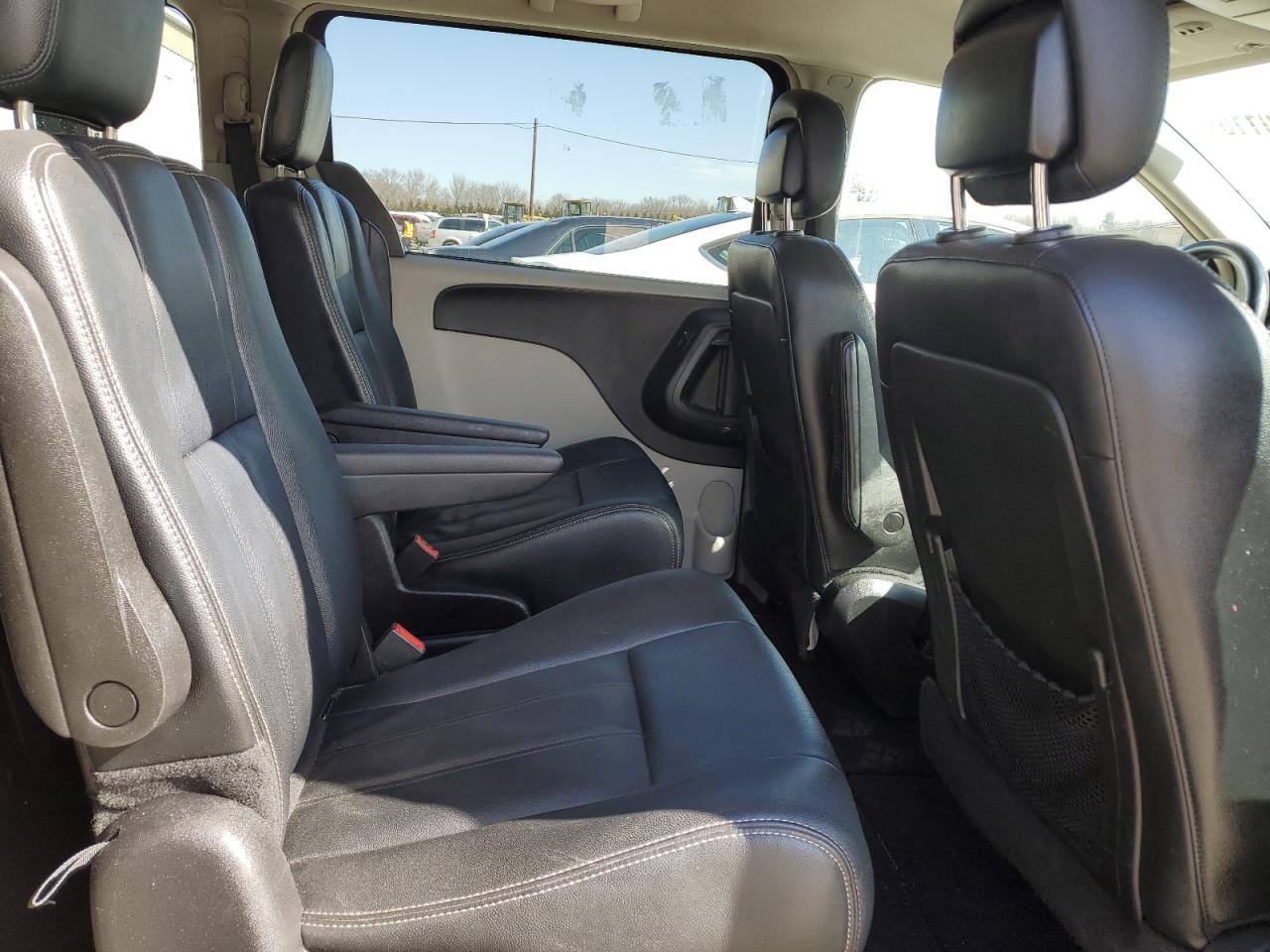 2016 Chrysler Town & Country - Image 11