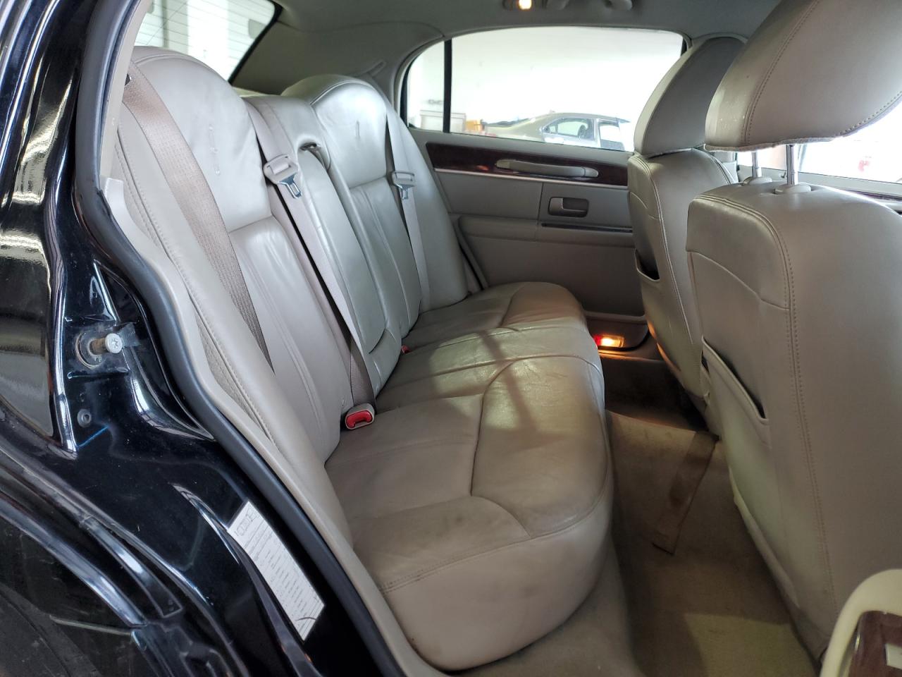2011 Lincoln Town Car - Image 10
