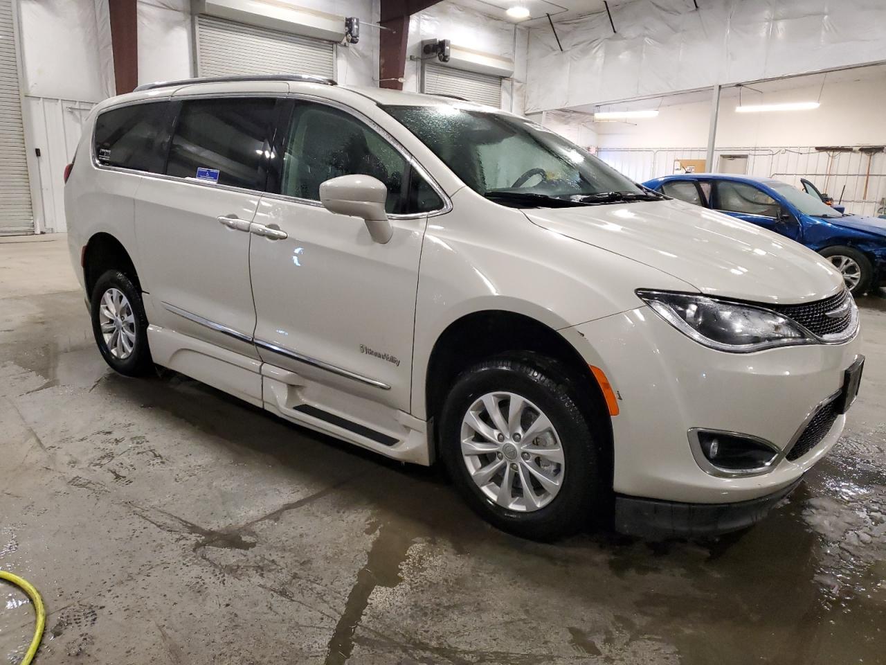 2019 Chrysler Pacifica - Image 4