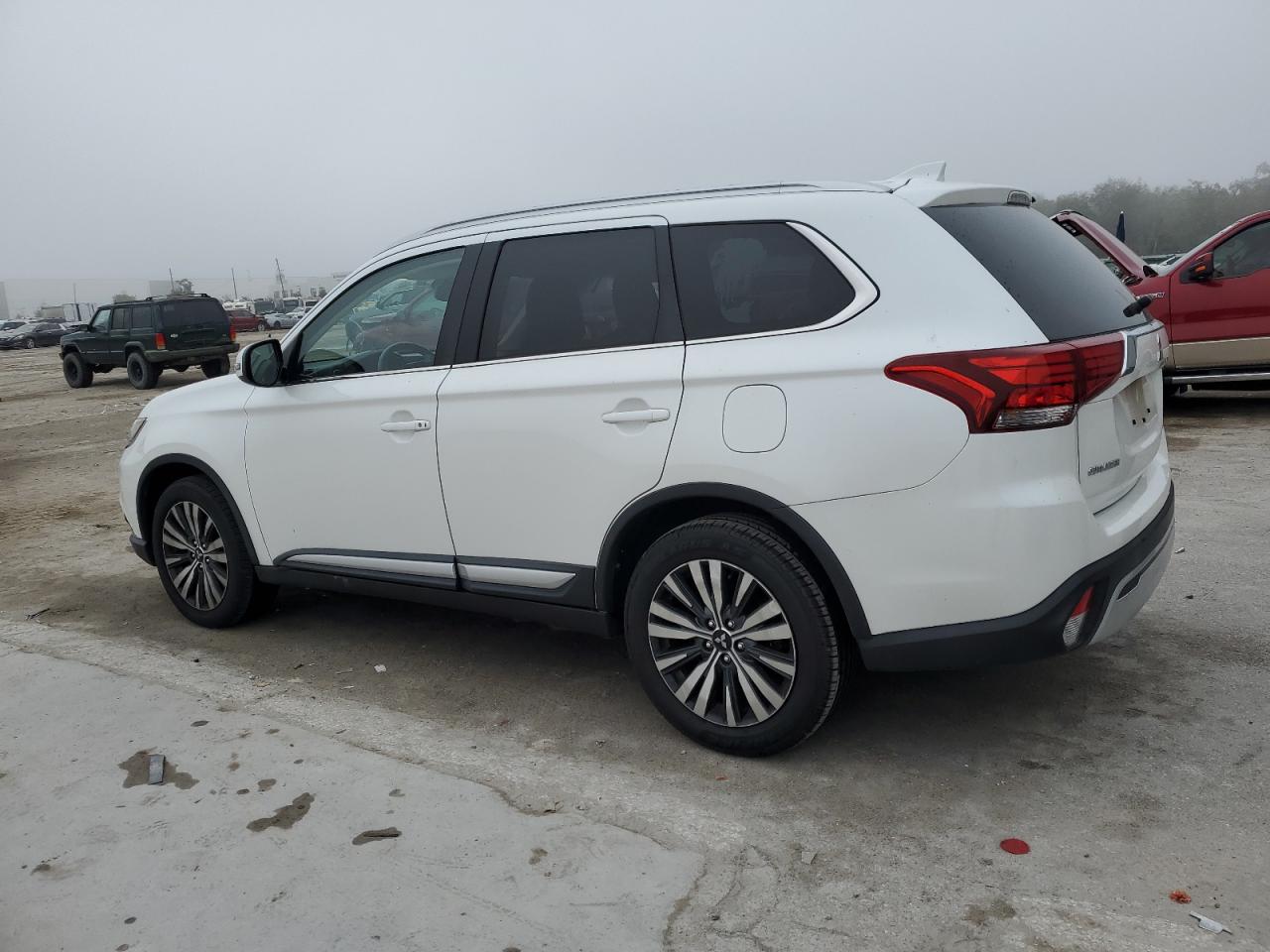 2020 Mitsubishi Outlander - Image 2