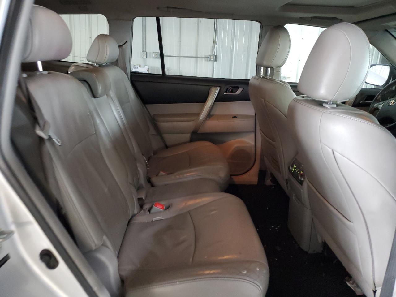 2013 Toyota Highlander - Image 11
