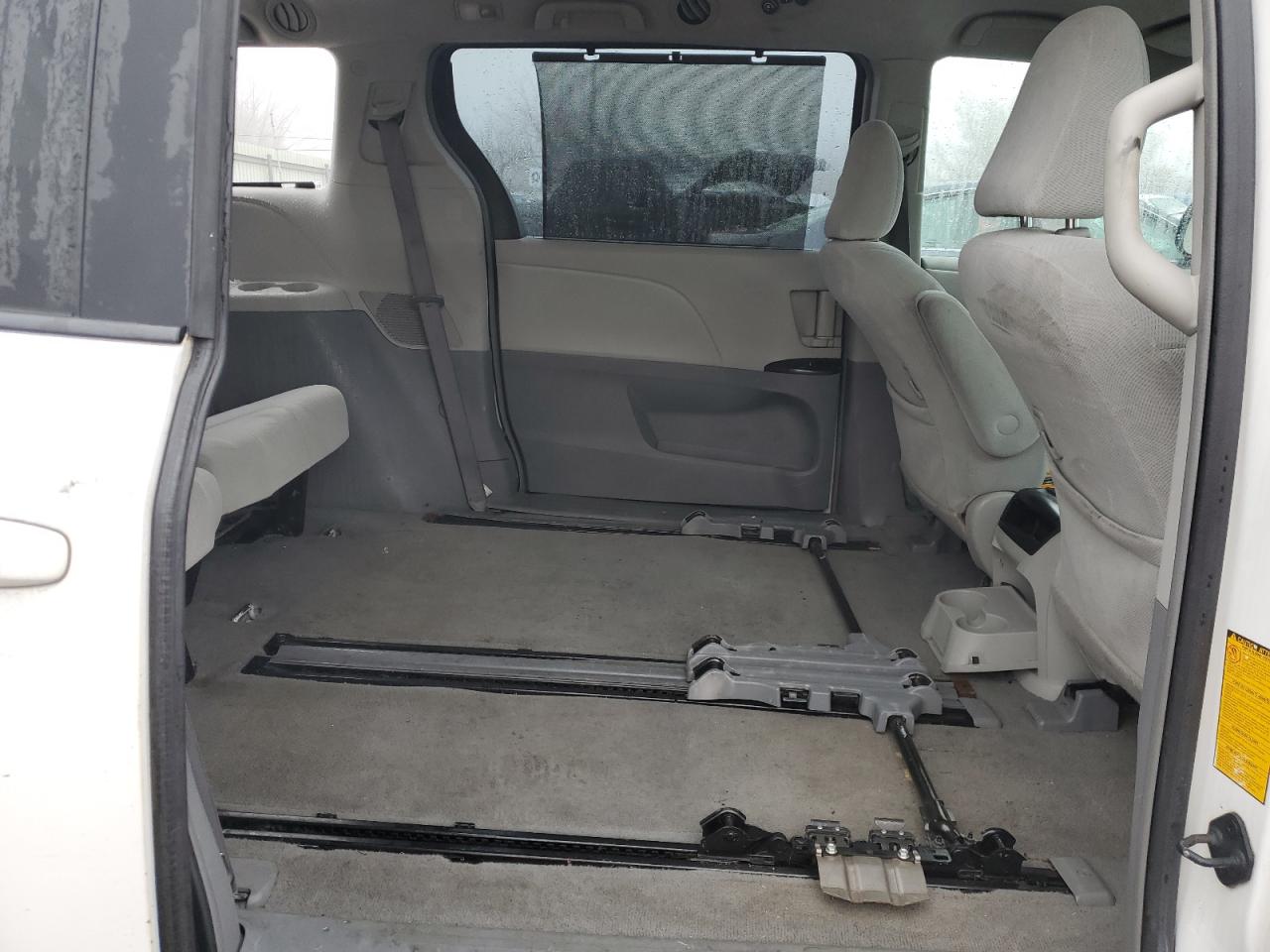 2011 Toyota Sienna - Image 11