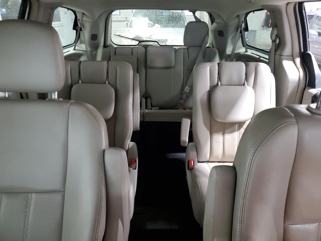 2011 Chrysler Town & Country - Image 10