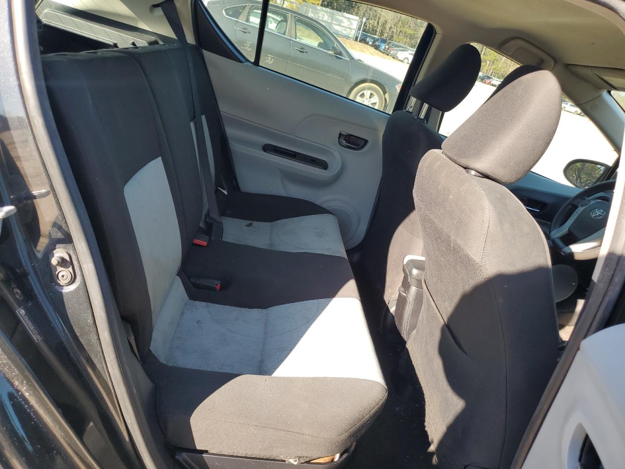 2014 Toyota Prius - Image 11