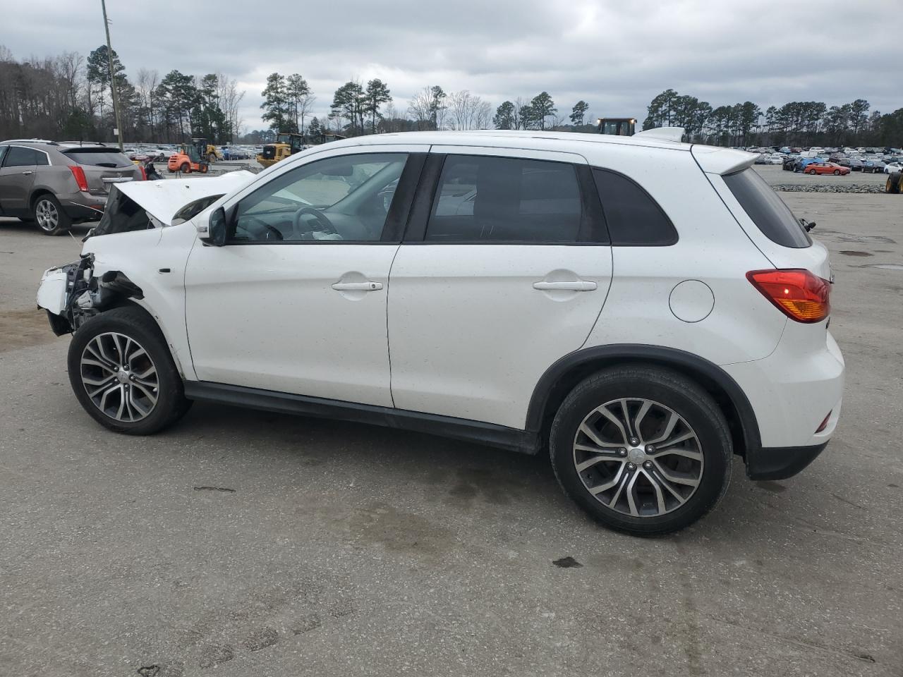 2019 Mitsubishi Outlander - Image 2