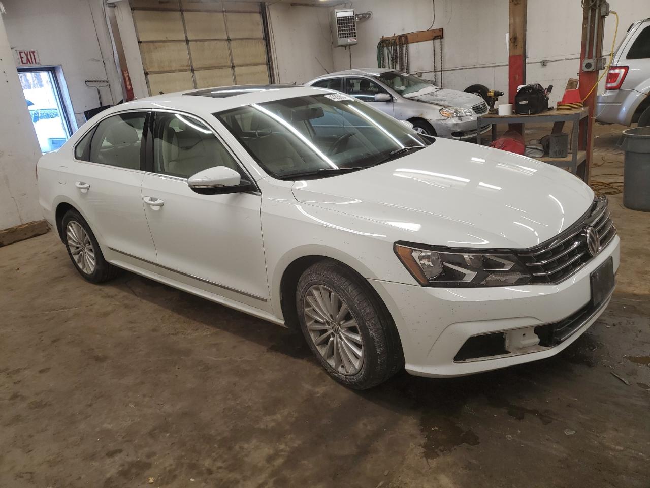 2017 Volkswagen Passat - Image 4