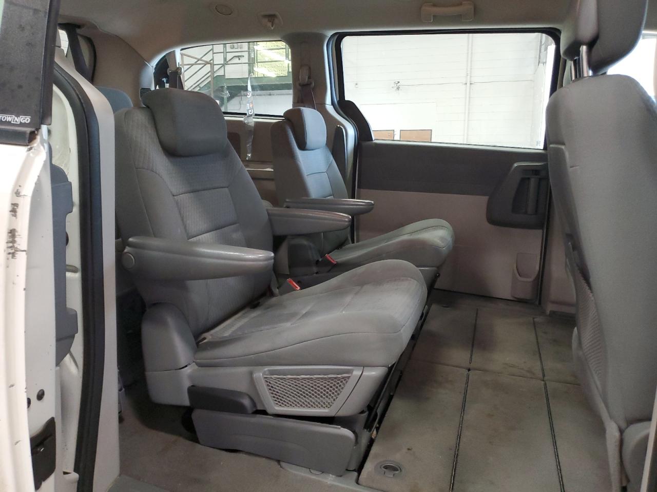 2010 Dodge Caravan - Image 11