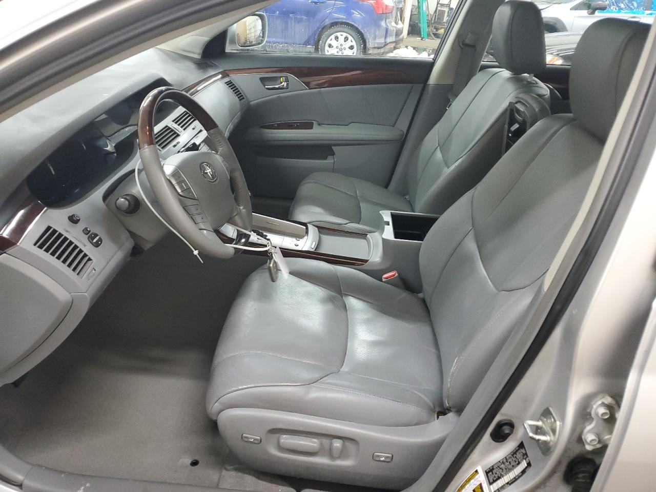 2010 Toyota Avalon - Image 7