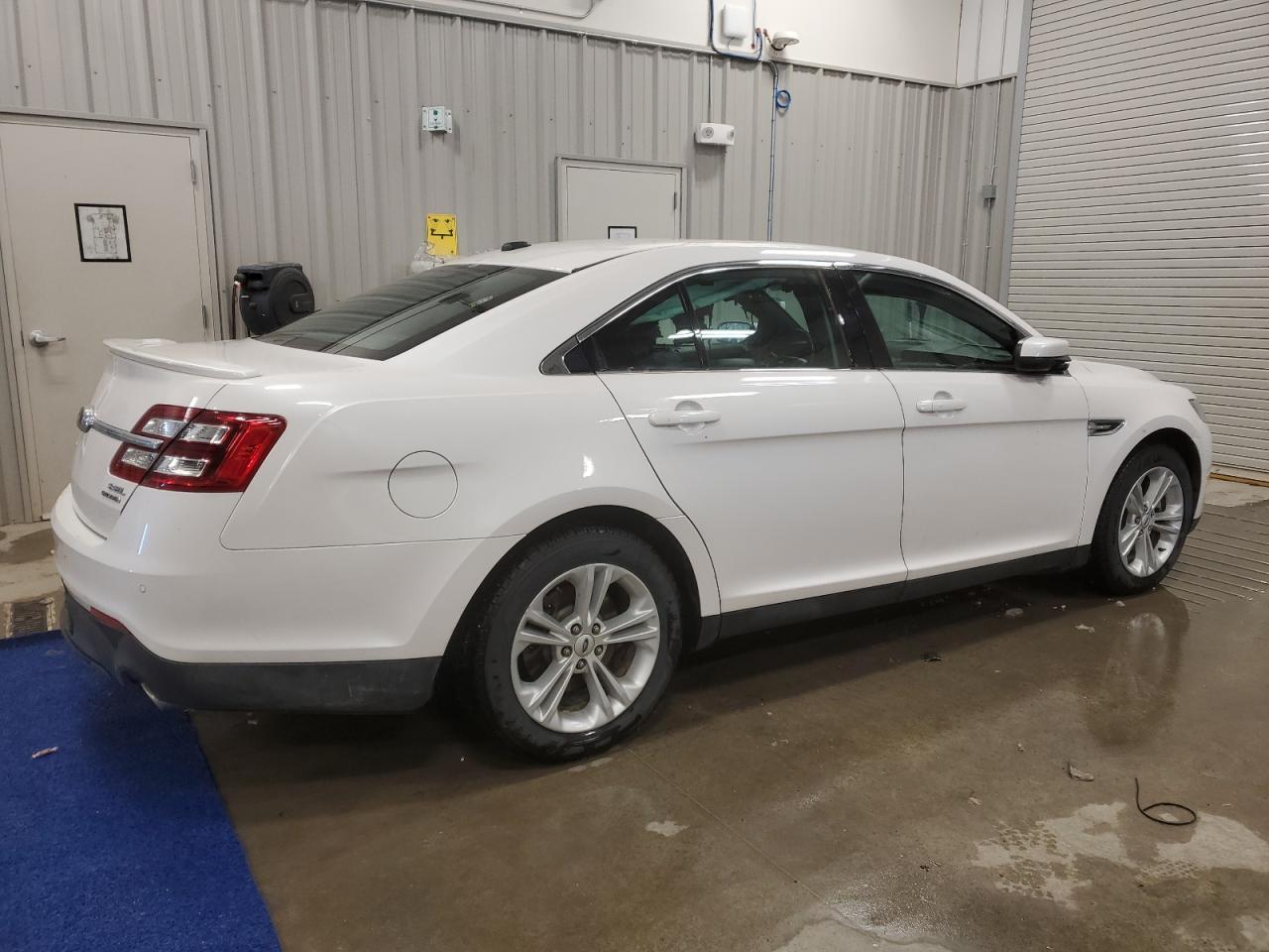 2015 Ford Taurus - Image 3