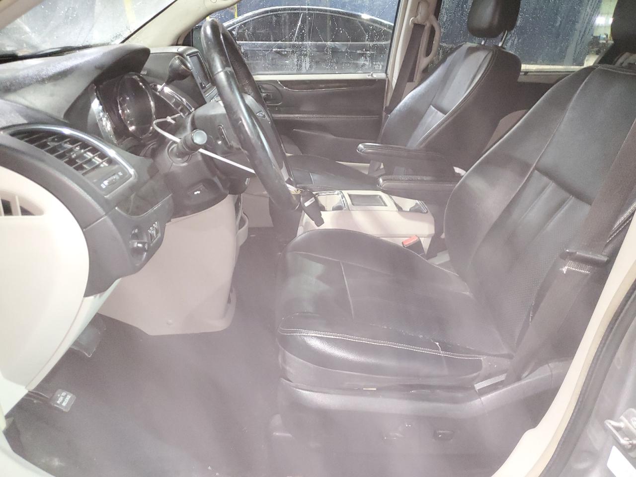2014 Chrysler Town & Country - Image 7