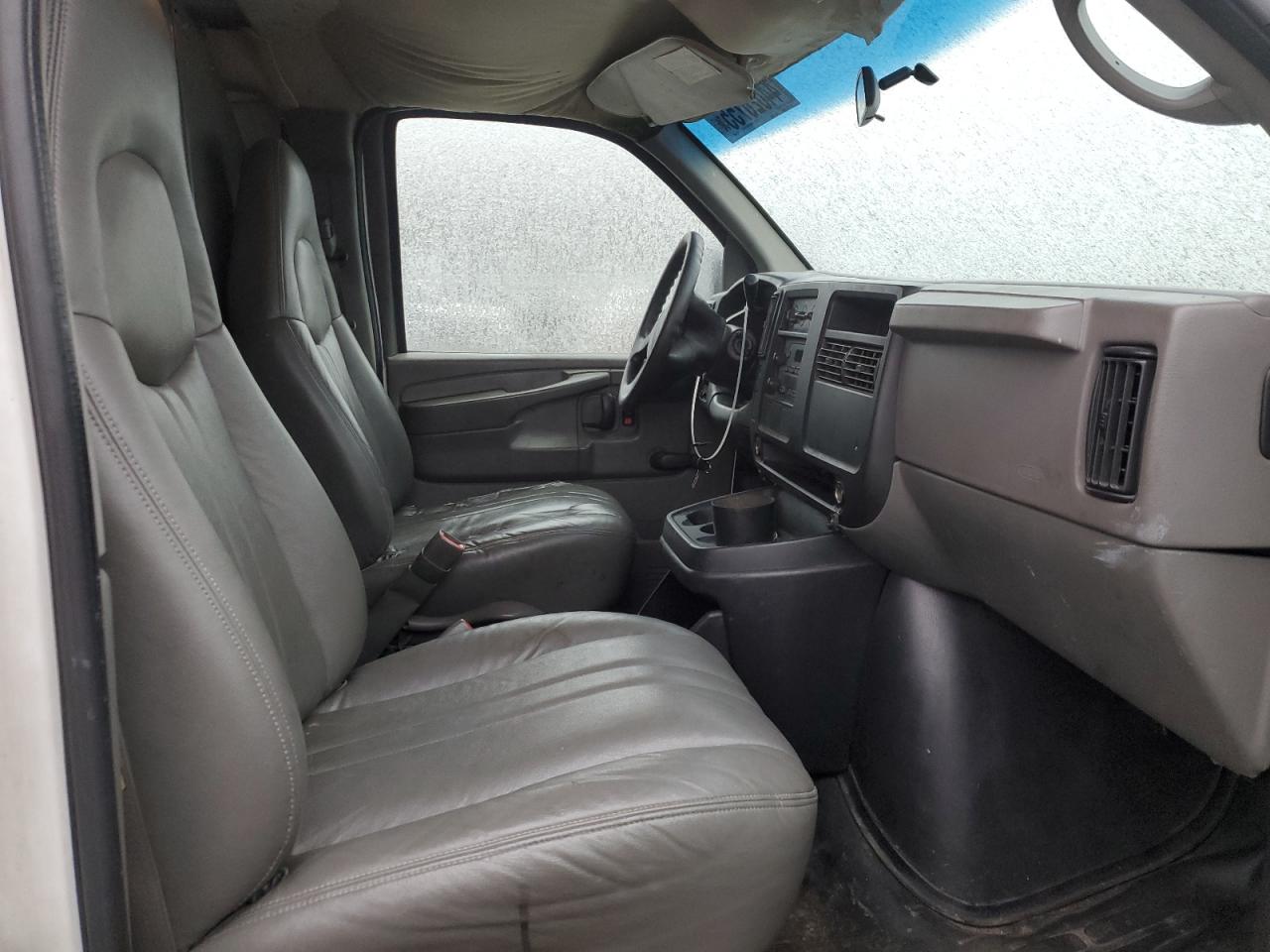 2004 Chevrolet Express - Image 11