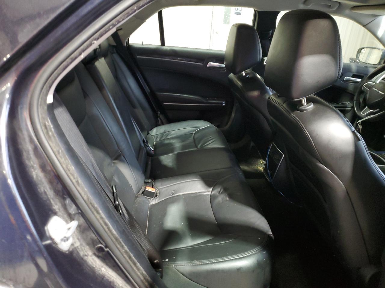 2016 Chrysler 300 - Image 10