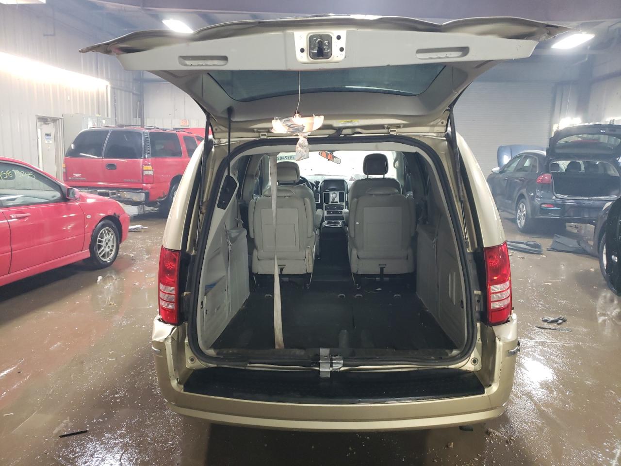 2010 Chrysler Town & Country - Image 6