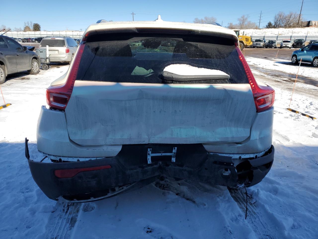 2022 Volvo XC40 - Image 6