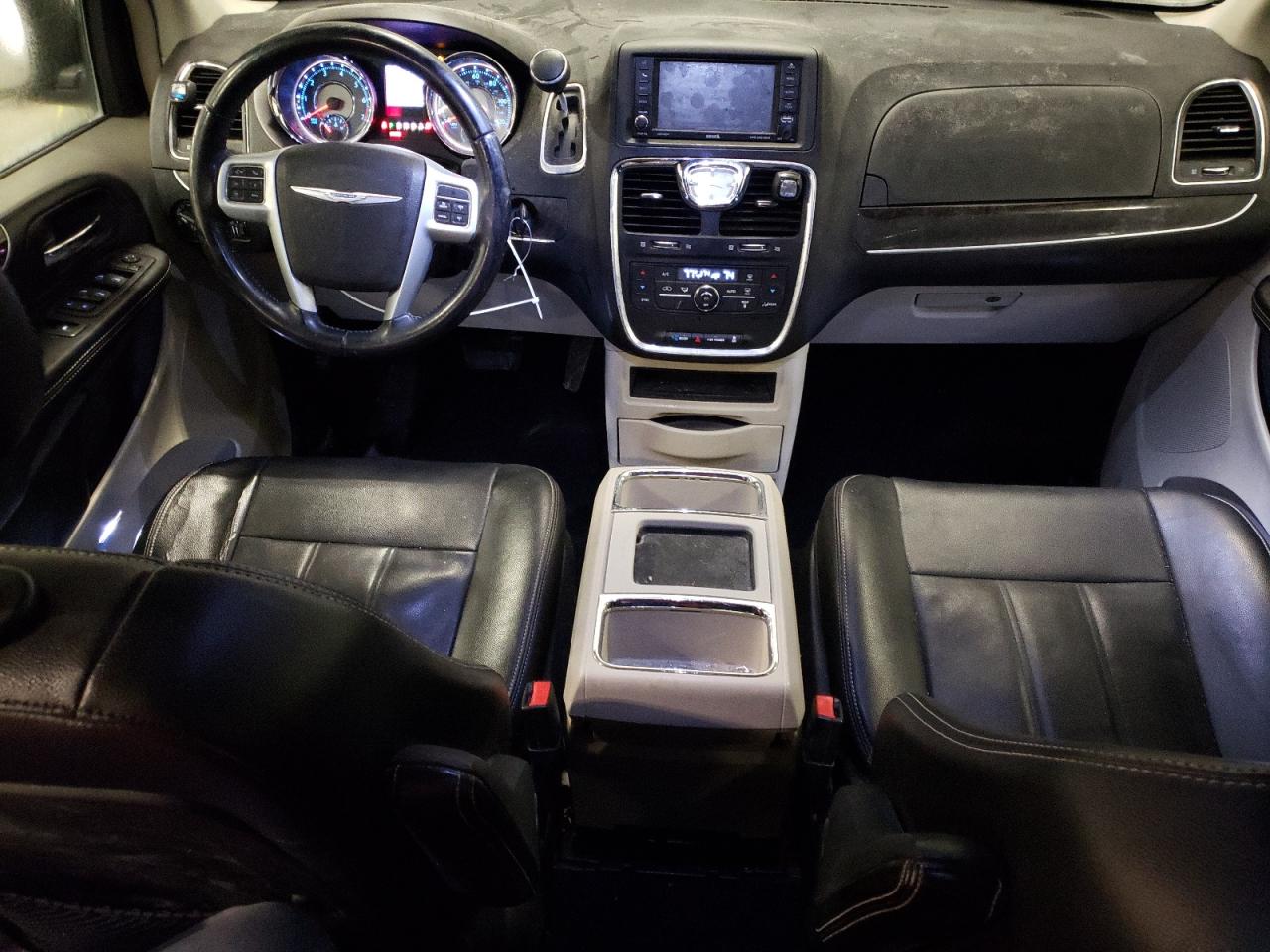 2014 Chrysler Town & Country - Image 8