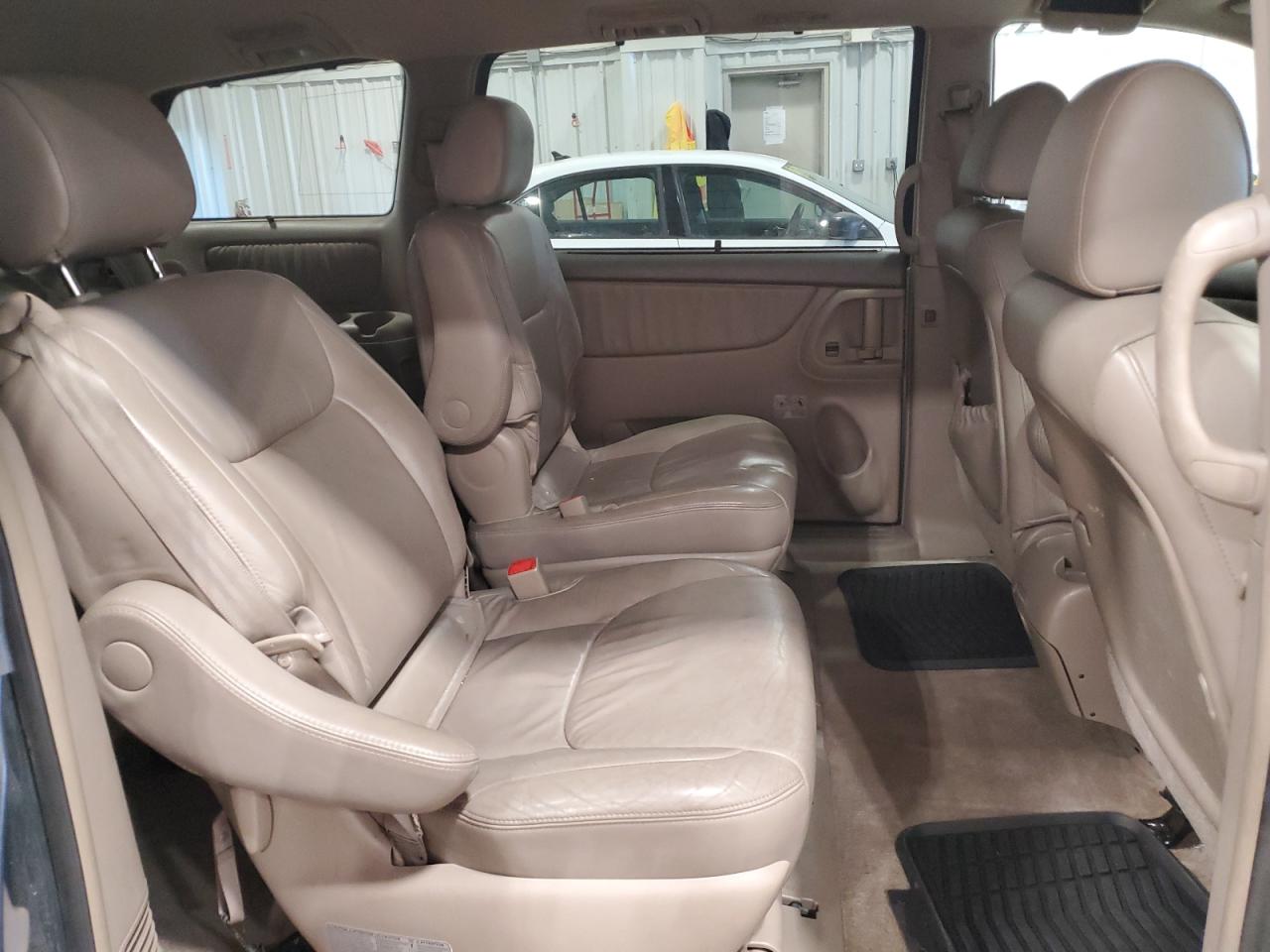 2005 Toyota Sienna - Image 11