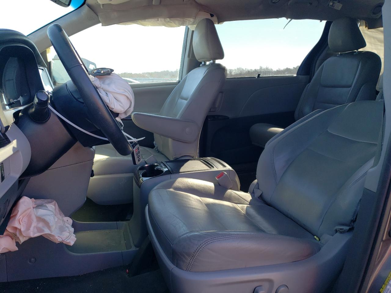 2017 Toyota Sienna - Image 7