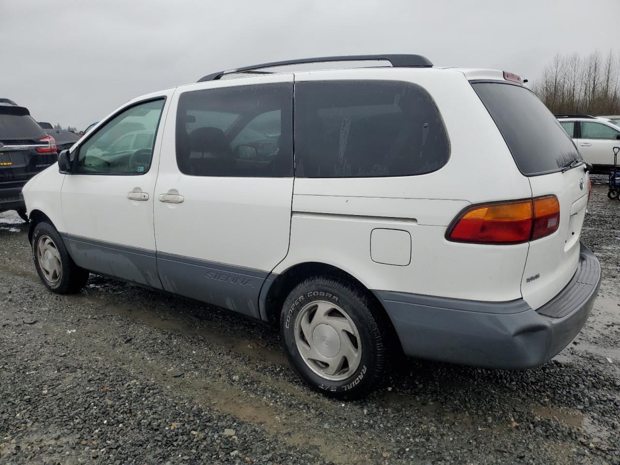 2000 Toyota Sienna - Image 2