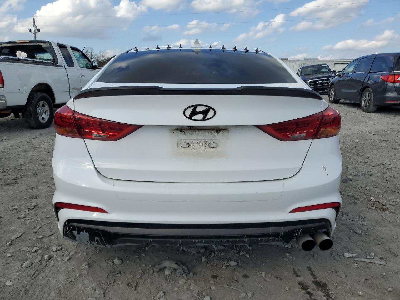 2017 Hyundai Elantra - Image 6