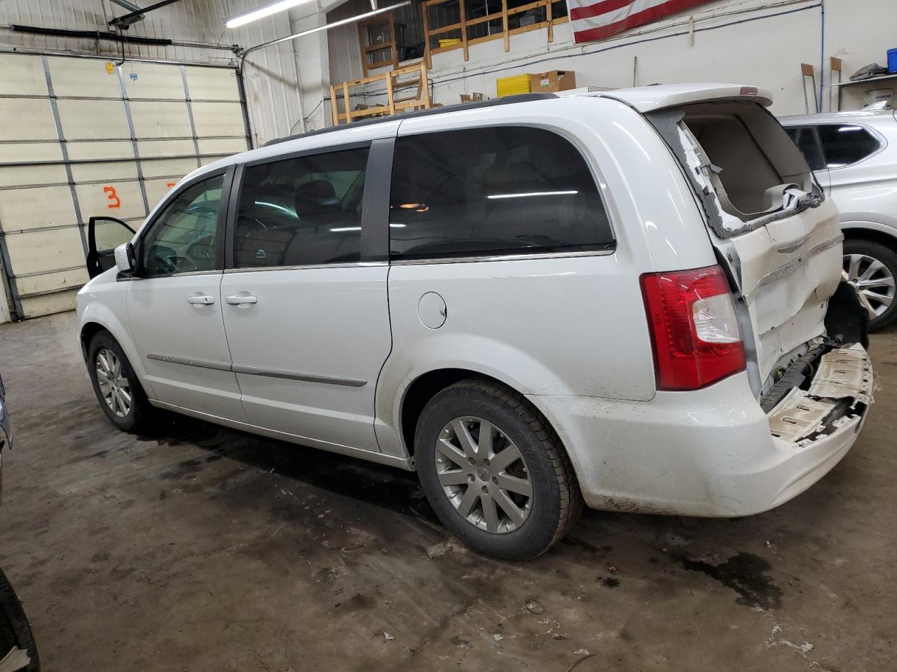 2016 Chrysler Town & Country - Image 2