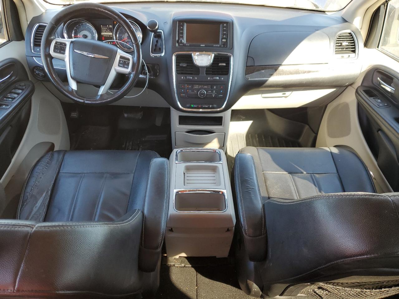 2016 Chrysler Town & Country - Image 8