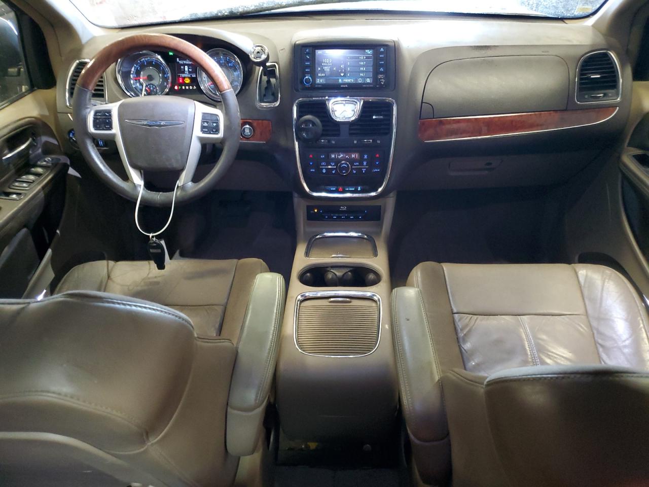 2014 Chrysler Town & Country - Image 8