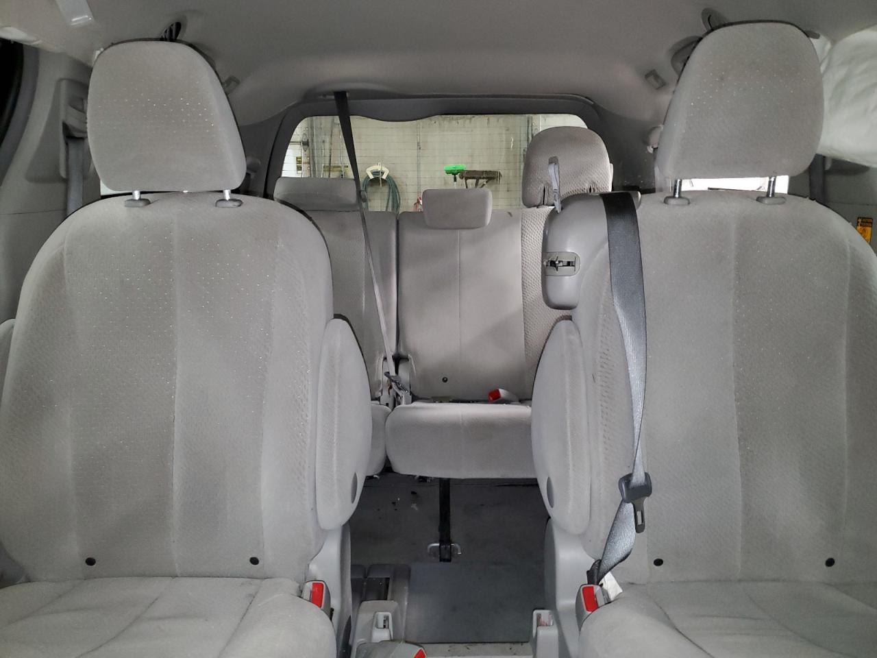2014 Toyota Sienna - Image 10