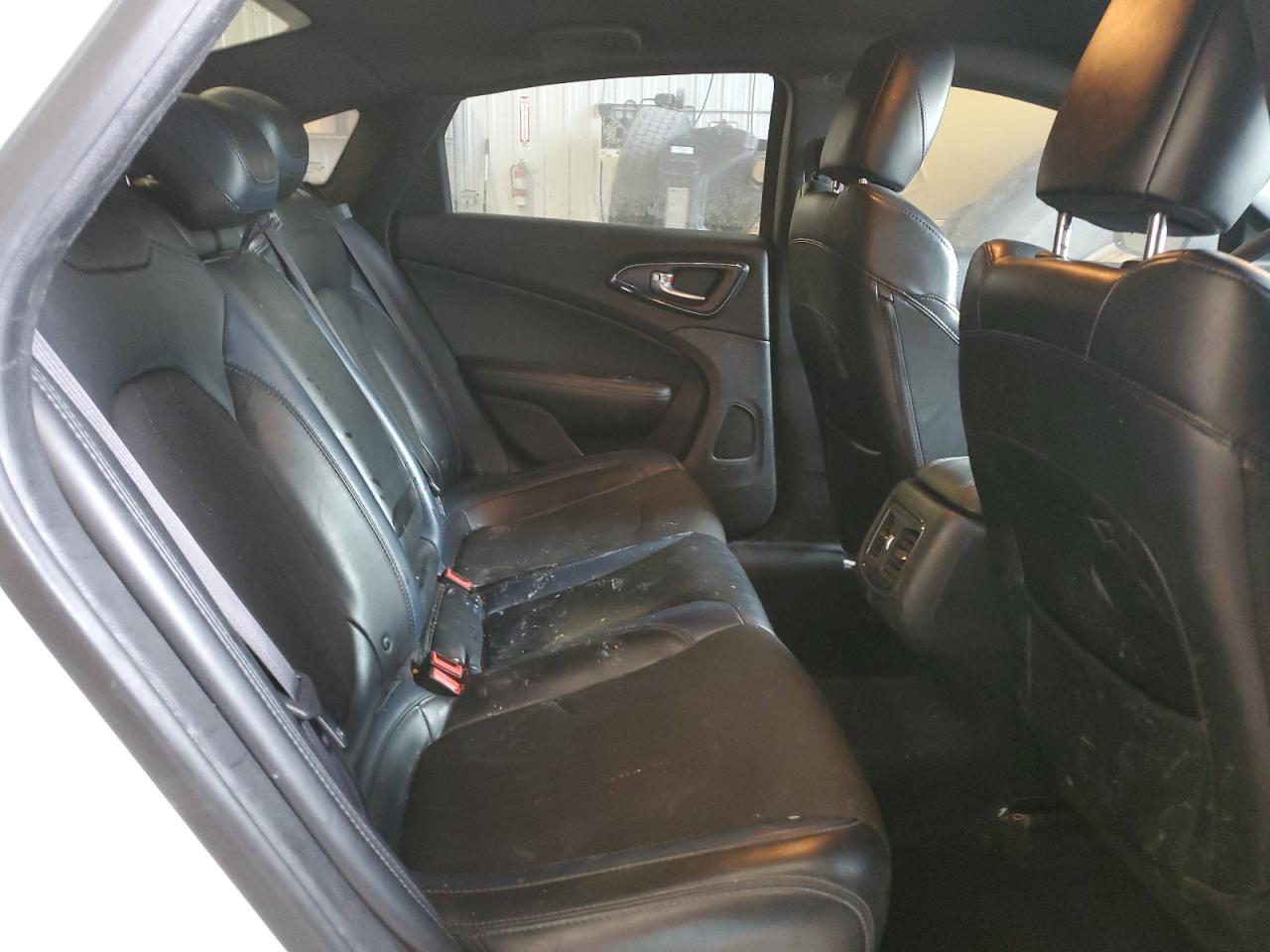 2016 Chrysler 200 - Image 10