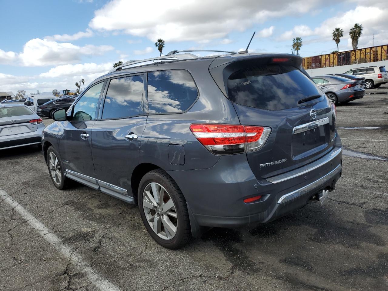 2014 Nissan Pathfinder - Image 2