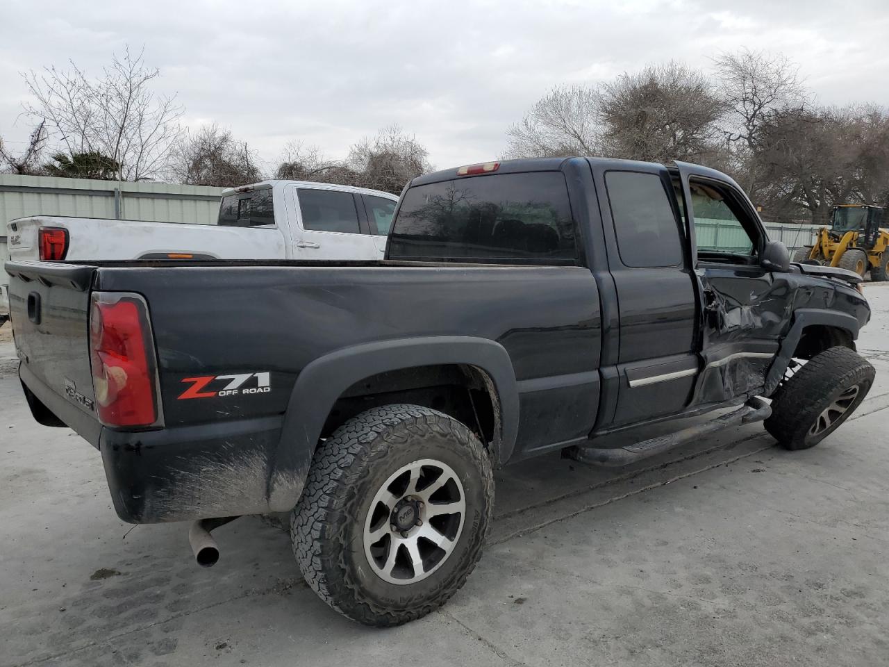 2004 Chevrolet Silverado - Image 3