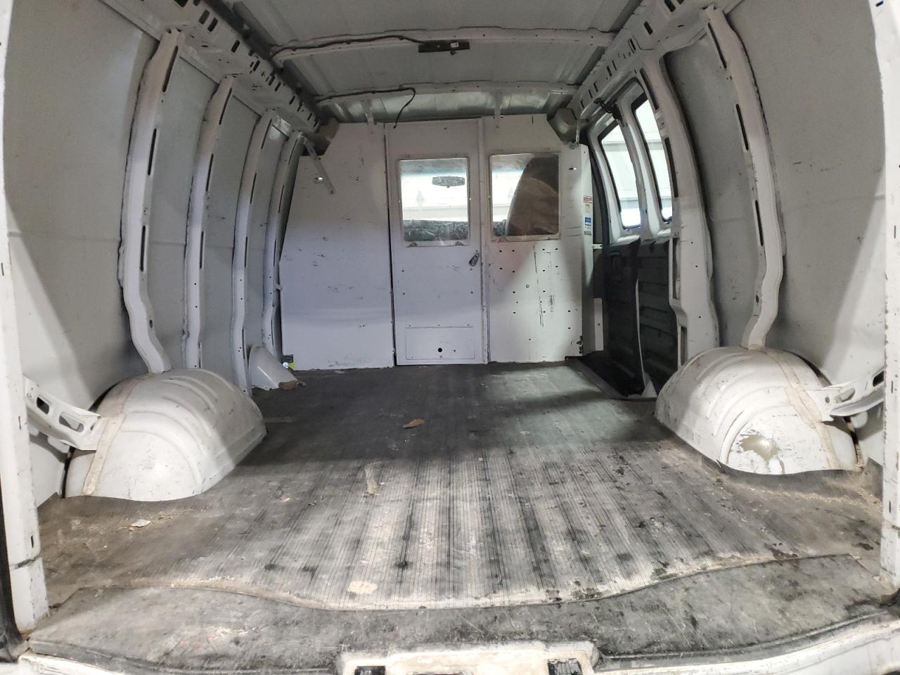 2015 Chevrolet Express - Image 10