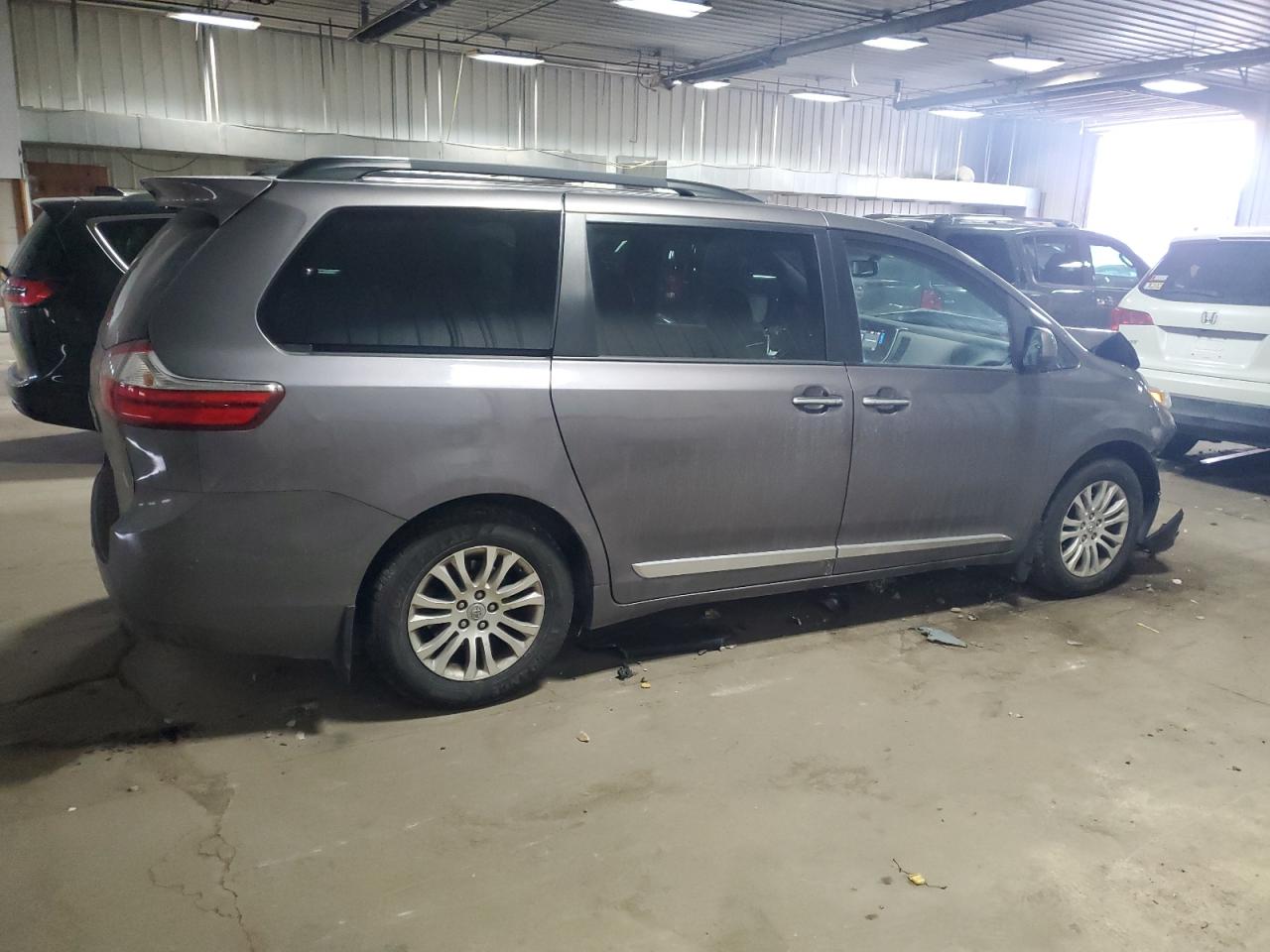 2017 Toyota Sienna - Image 3