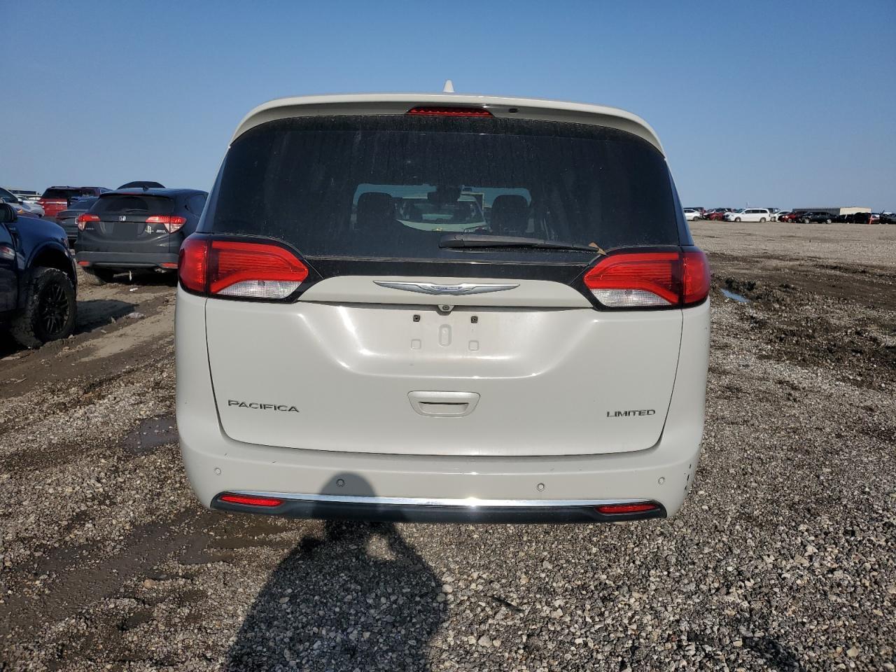 2017 Chrysler Pacifica - Image 6