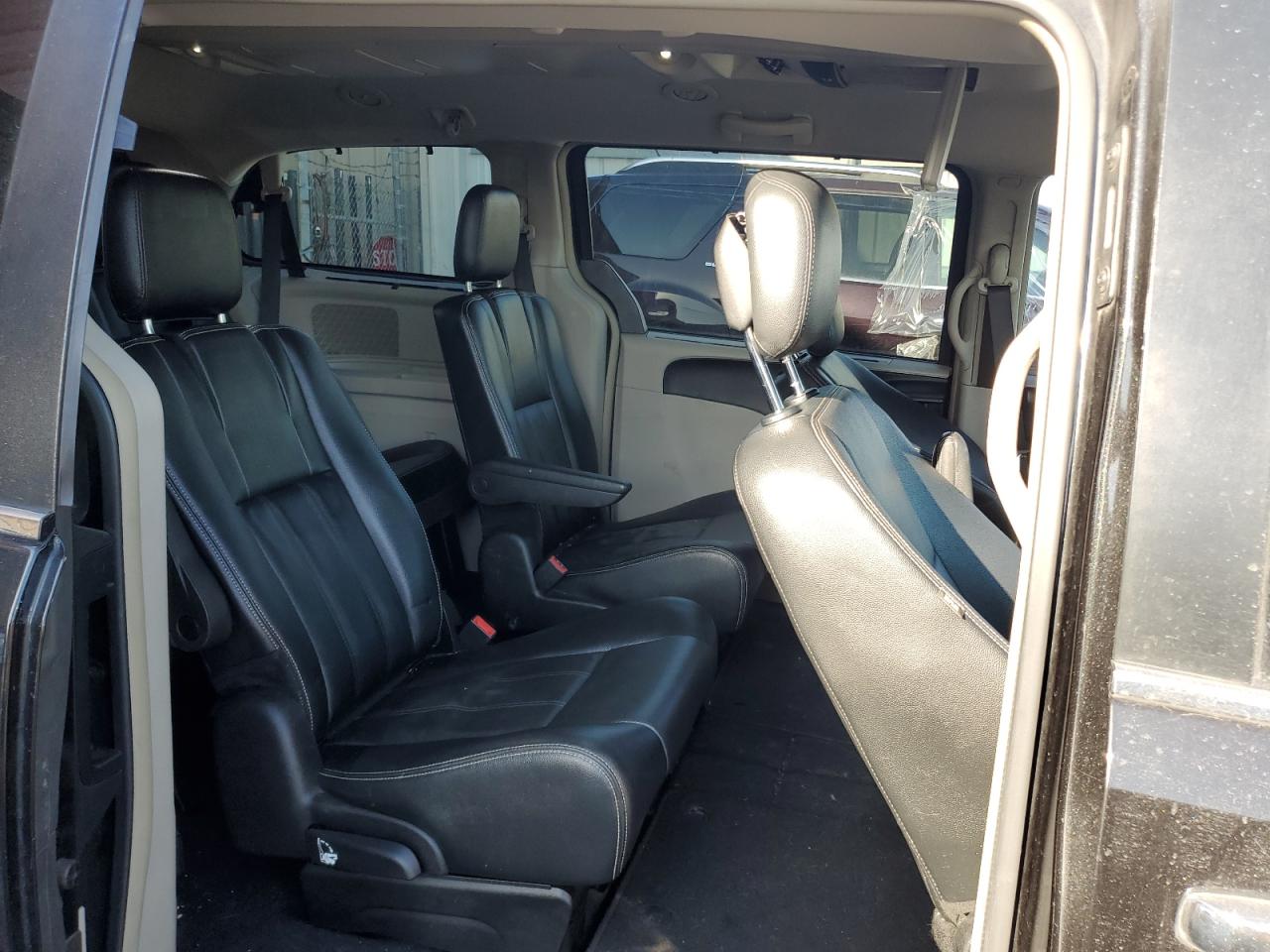 2015 Chrysler Town & Country - Image 11