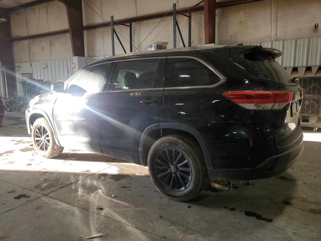 2017 Toyota Highlander - Image 2
