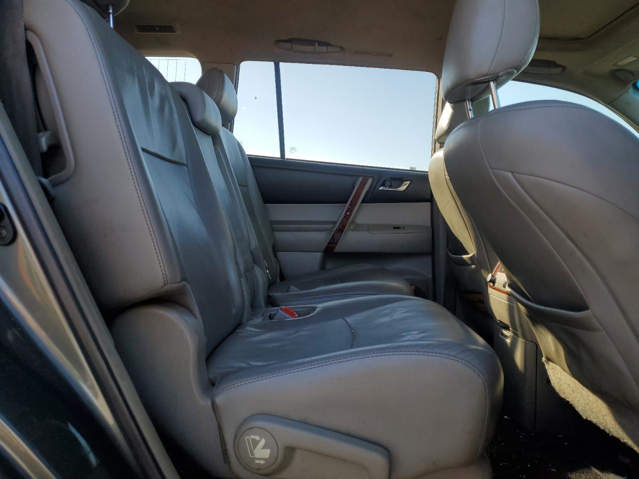 2013 Toyota Highlander - Image 11