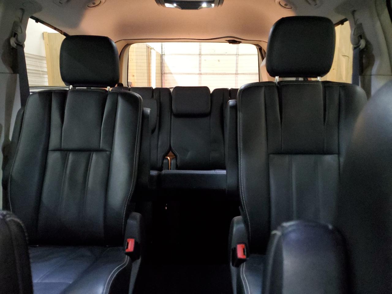 2015 Chrysler Town & Country - Image 10