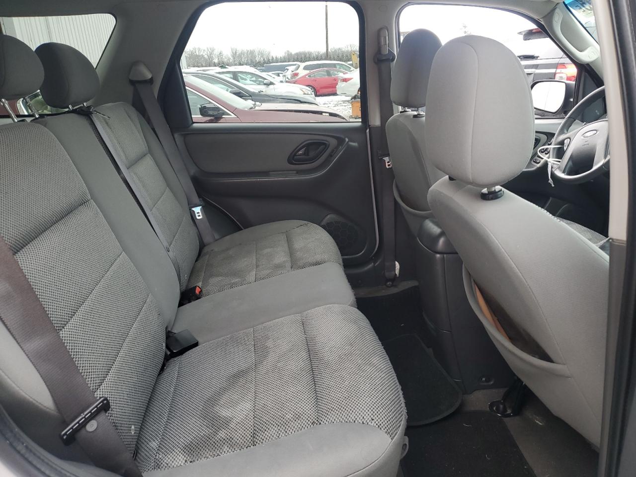 2005 Ford Escape - Image 11