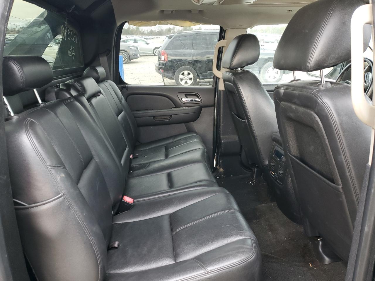 2013 Chevrolet Avalanche - Image 11