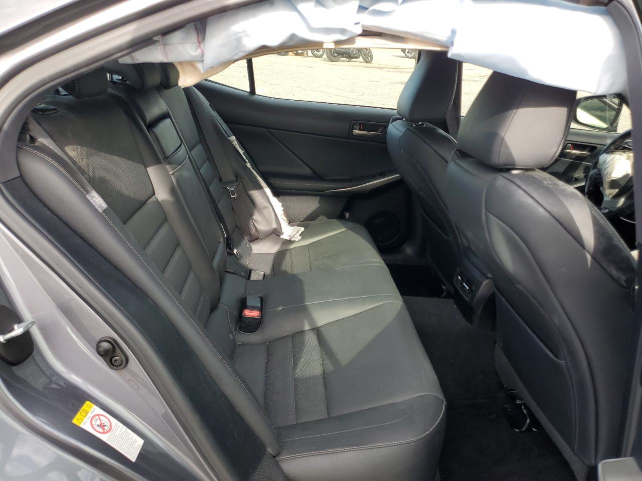 2017 Lexus IS - Image 11