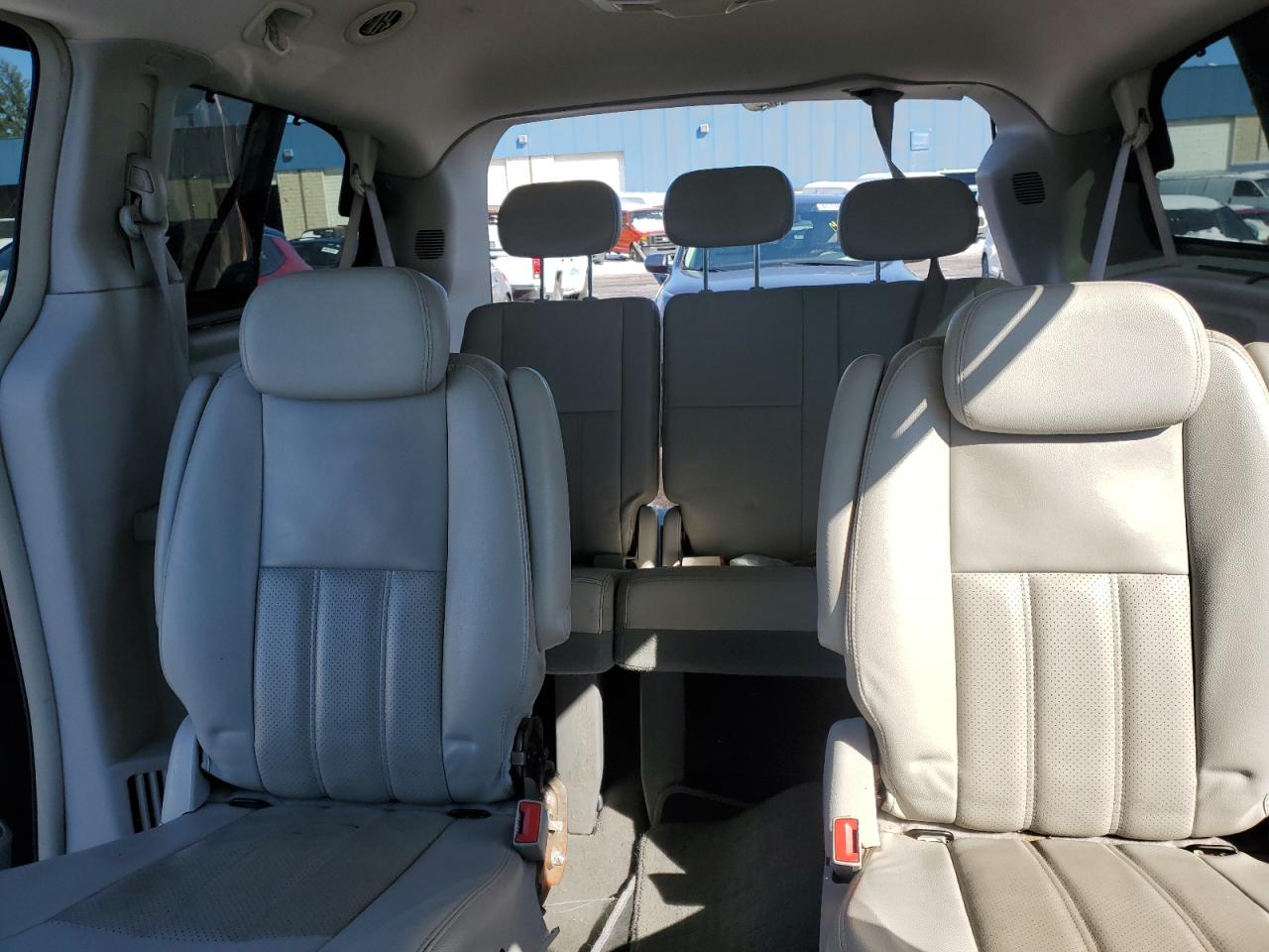 2009 Chrysler Town & Country - Image 10