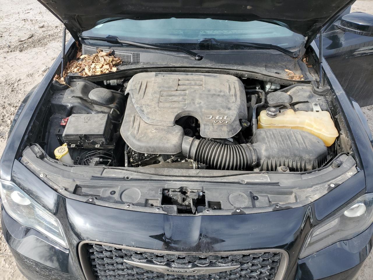 2016 Chrysler 300 - Image 11