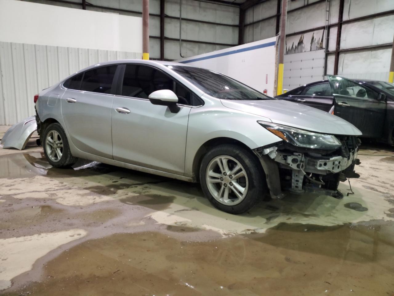 2018 Chevrolet Cruze - Image 4