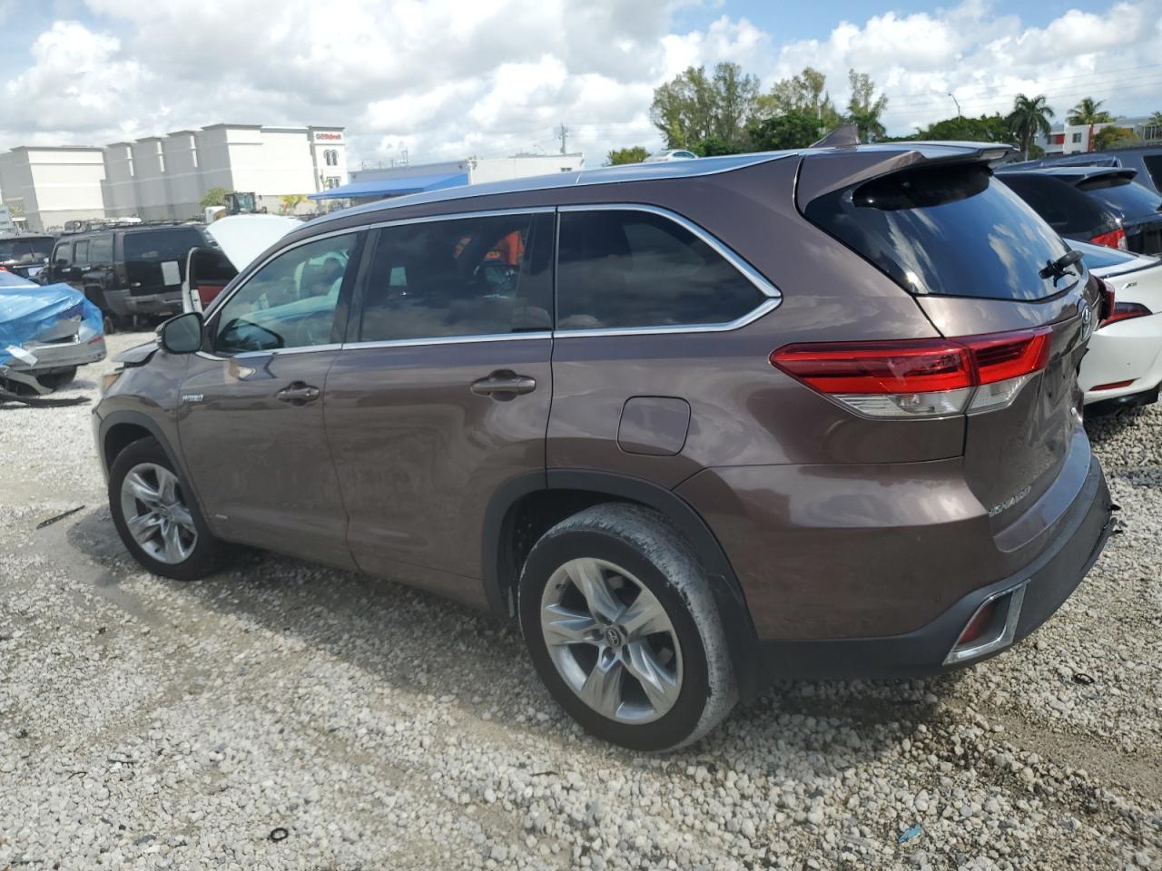 2017 Toyota Highlander - Image 2