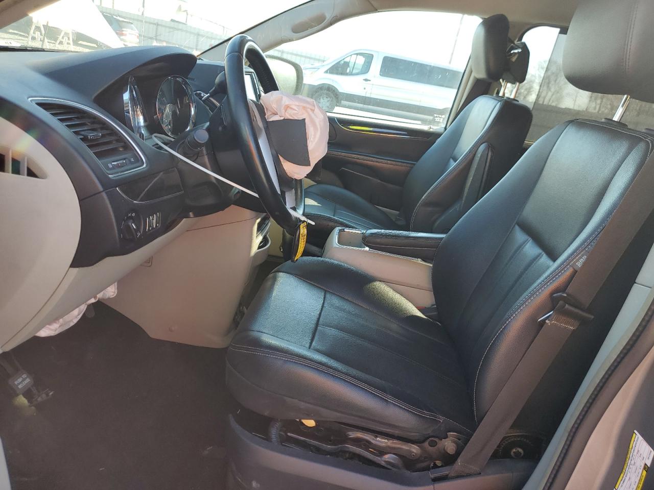 2016 Chrysler Town & Country - Image 7