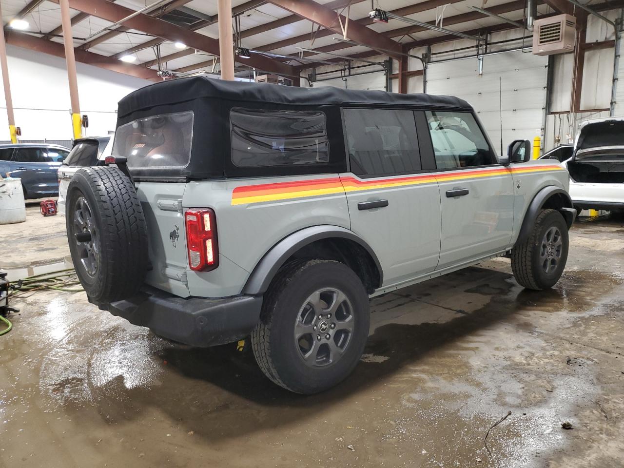 2022 Ford Bronco - Image 3
